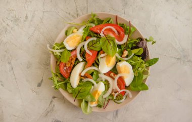 Beton arka planda taze organik sebze salatası