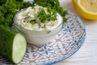 Tzatziki sosu, limon, beton zemin üzerinde salatalık.