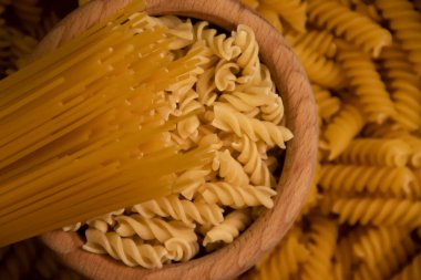 Tahta arka planda kuru spagetti.