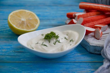 Yengeç sosu, ahşap arka planda maydanoz.