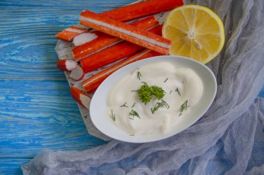 Yengeç sosu, ahşap arka planda maydanoz.