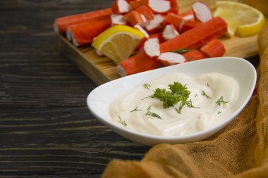 Yengeç sosu, ahşap arka planda maydanoz.