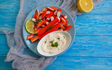 Yengeç sosu, ahşap arka planda maydanoz.