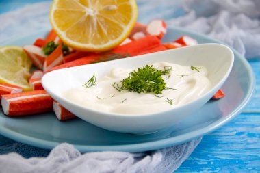 Yengeç sosu, ahşap arka planda maydanoz.