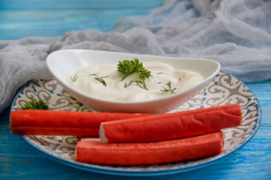 Yengeç sosu, ahşap arka planda maydanoz.