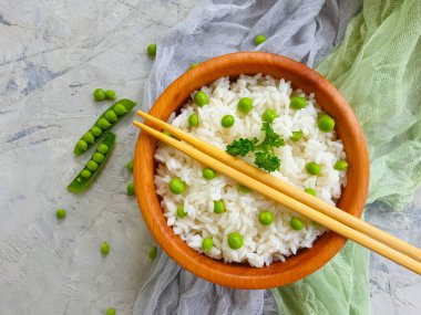 yeşil bezelyeli pirinç, beton zemin üzerinde çubuklar