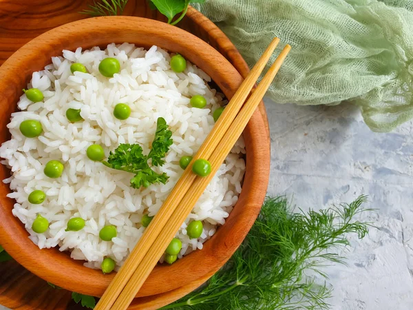 Arroz Com Ervilhas Verdes Paus Fundo Concreto — Fotografia de Stock