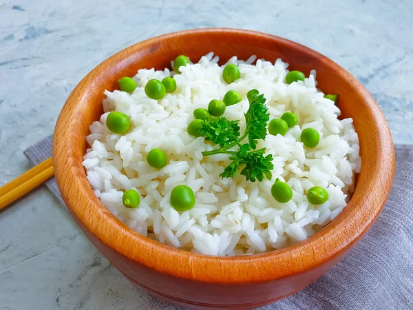 Arroz Com Ervilhas Verdes Paus Fundo Concreto — Fotografia de Stock