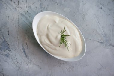 Taze mayonez, beton arkaplanda dereotu.