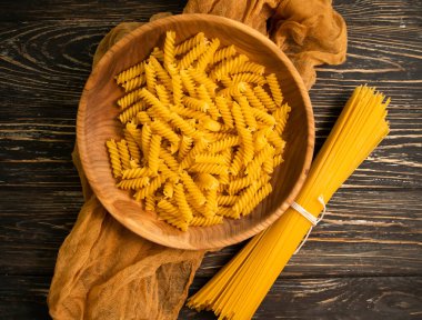 Tahta arka planda kuru spagetti.