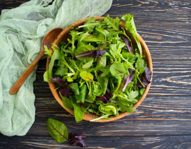 Ahşap bir arka planda yeşil salata yaprakları