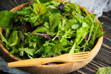 Ahşap bir arka planda yeşil salata yaprakları