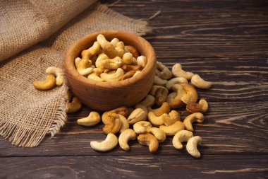 Tahta arka planda kaju fıstığı