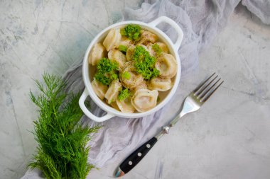 Hamur köftesi, beton arka planda dereotu.