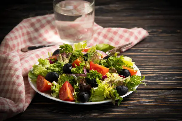 Salada Fresca Tomates Azeitonas Fundo Madeira — Fotografia de Stock