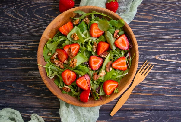 Salada Com Morangos Nozes Fundo Madeira — Fotografia de Stock