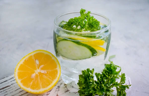 Glas Wasser Zitrone Gurke Petersilie Auf Hintergrund — Stockfoto