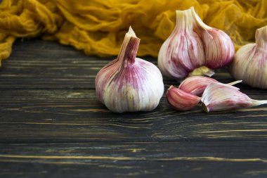 Tahta arka planda genç sarımsak