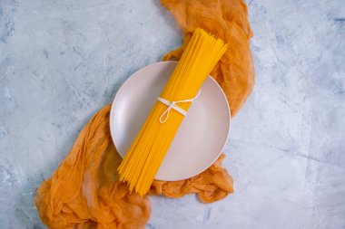 Beton zeminde kuru spagetti.