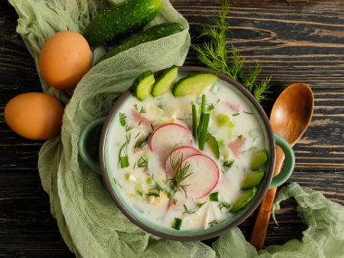 Okroshka, turp, ahşap arka planda yumurtalar.