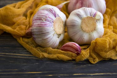 Tahta arka planda genç sarımsak