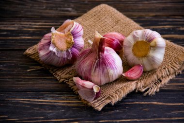 Tahta arka planda genç sarımsak