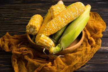 Ahşap zemin üzerinde çiğ mısır