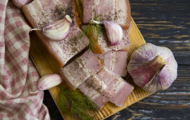 Domuz yağı, ahşap arka planda sarımsak