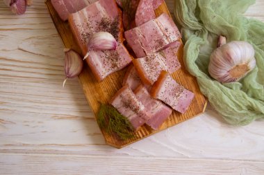 Domuz yağı, ahşap arka planda sarımsak