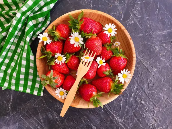 Fresh Strawberry Chamomile Flower Concrete Background — Stock Photo, Image