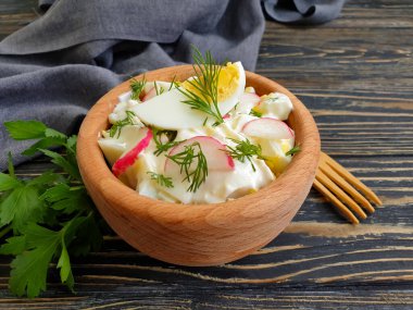 Salata yumurtası, turp, ahşap arka planda dereotu.