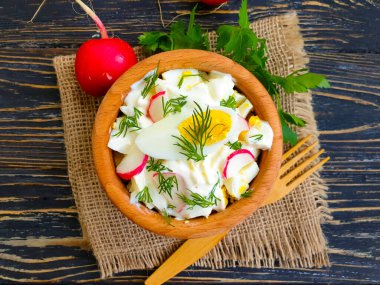 Salata yumurtası, turp, ahşap arka planda dereotu.