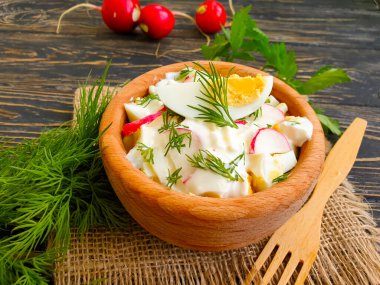 Salata yumurtası, turp, ahşap arka planda dereotu.