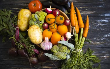 Tahta arka planda taze sebzeler