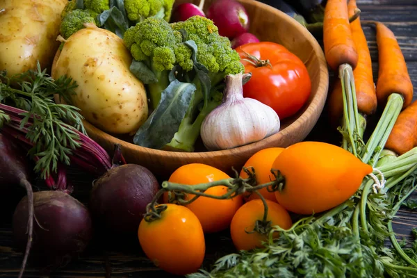 Tahta arka planda taze sebzeler