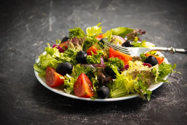 Fresh Salad Tomatoes Olives Concrete Background — Foto Stock