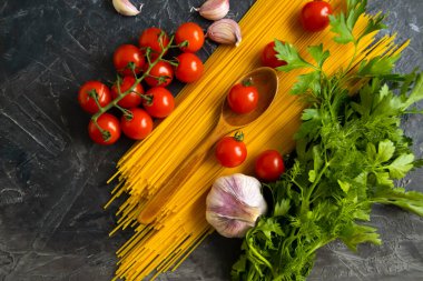  Kuru spagetti, beton kaplama domates.