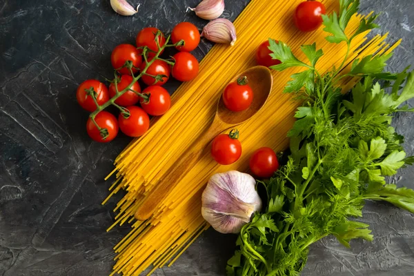 Espaguete Seco Tomate Fundo Concreto — Fotografia de Stock