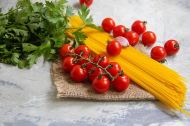  Kuru spagetti, beton kaplama domates.