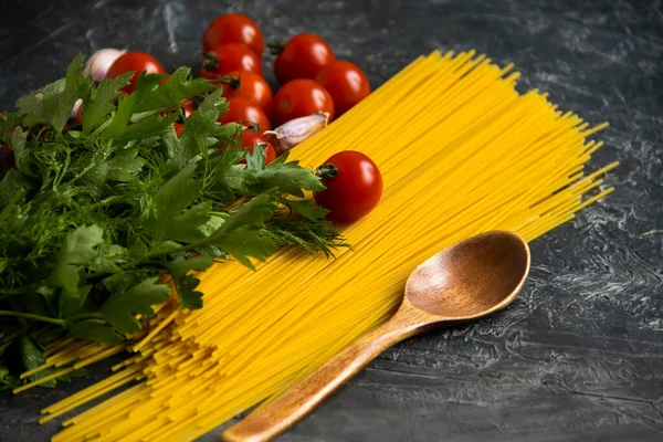 Dry Spaghetti Tomato Concrete Background — Stock Photo, Image