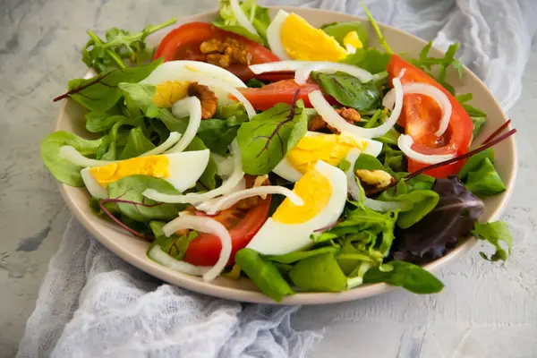 Salat Mit Tomaten Auf Betongrund — Stockfoto