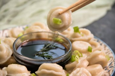 Hamur köftesi, soya sosu ve beton arka plan.