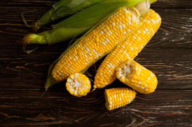Ahşap zemin üzerinde çiğ mısır