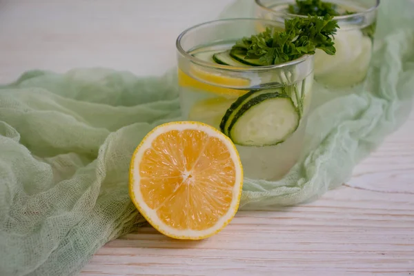 Vaso Con Agua Pepino Limón Sobre Fondo Madera —  Fotos de Stock