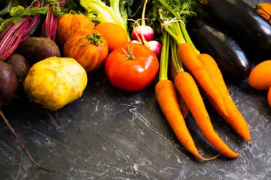  Beton zeminde taze sebzeler