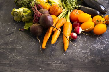  Beton zeminde taze sebzeler