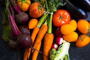  Beton zeminde taze sebzeler