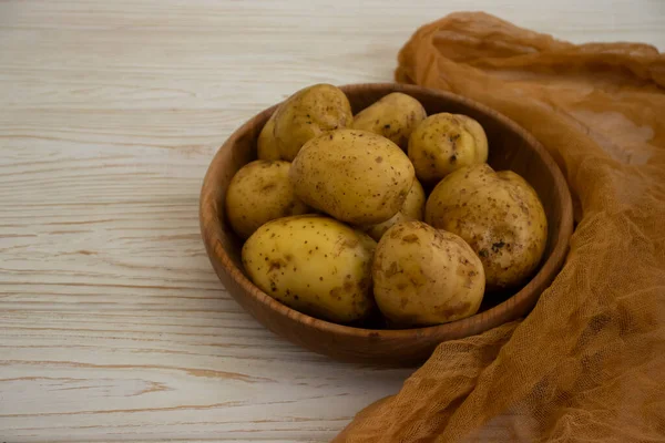 Сира Картопля Дерев Яному Фоні — стокове фото