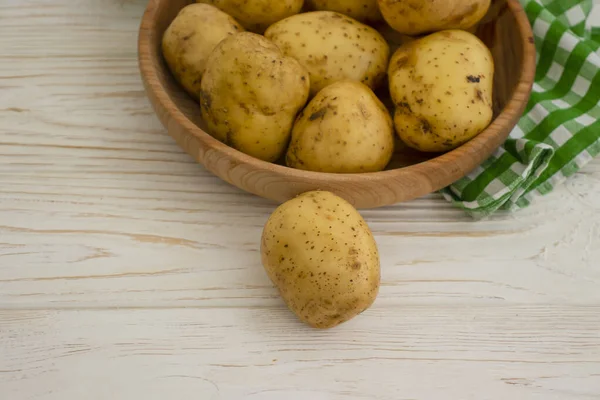 Patatas Crudas Sobre Fondo Madera — Foto de Stock