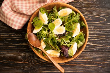 Taze salata, kaynamış yumurta.